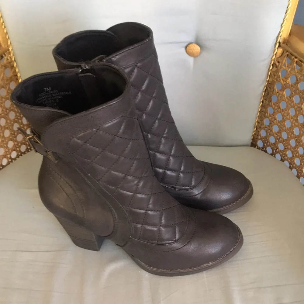 Arizona Jeans dark gray zip up block heel round toe quilted ankle booties size 7 - Picture 13 of 14